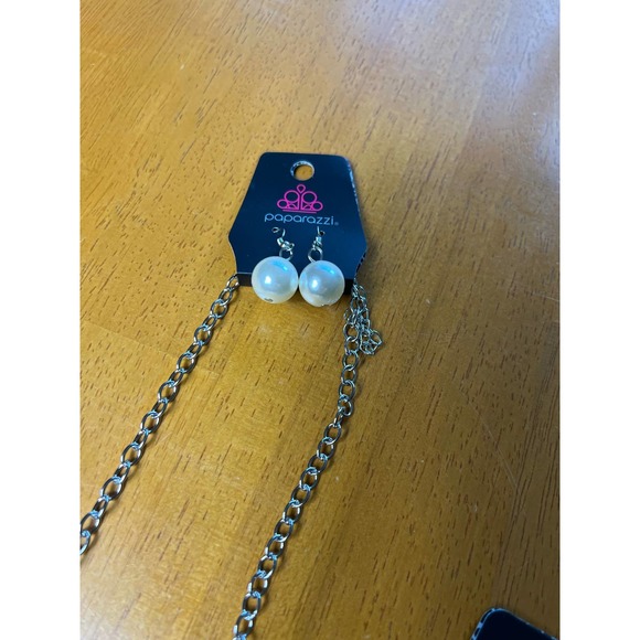 NWT Paparazzi Silver and White Necklace earrings and Bracelet Set - Picture 4 of 5